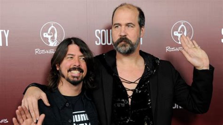 How Tall is Krist Novoselic? Unveiling the Height of the Nirvana Legend